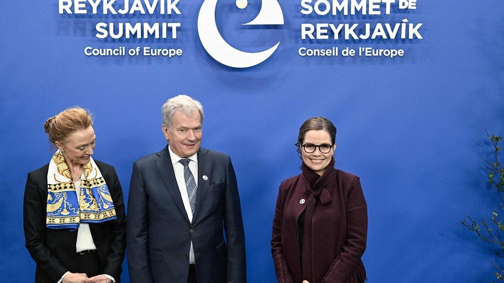 Sauli Niinistö Reykjavikissa yhdessä Euroopan neuvoston pääsihteerin Marija Pejcinovic Buricin sekä Islannin pääministerin Katrin Jakobsdottirin kanssa.