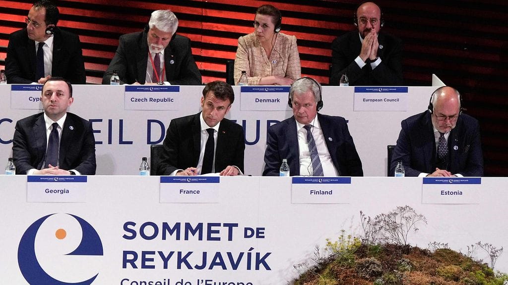 Kuvassa eturivissä vasemmalta oikealle Georgian pääministeri Irakli Garibashvili, Ranskan presidentti Emmanuel Macron, Suomen presidentti Sauli Niinistö ja Viron presidentti Alar Karis.