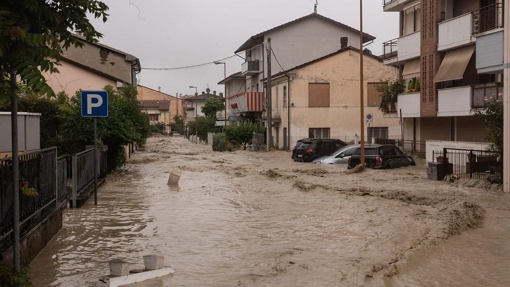 Cesenan kaupungin kadut tulvivat tiistaina. Rankkasateet ovat nostaneet tulvia laajalle alueelle Pohjois-Italiassa.