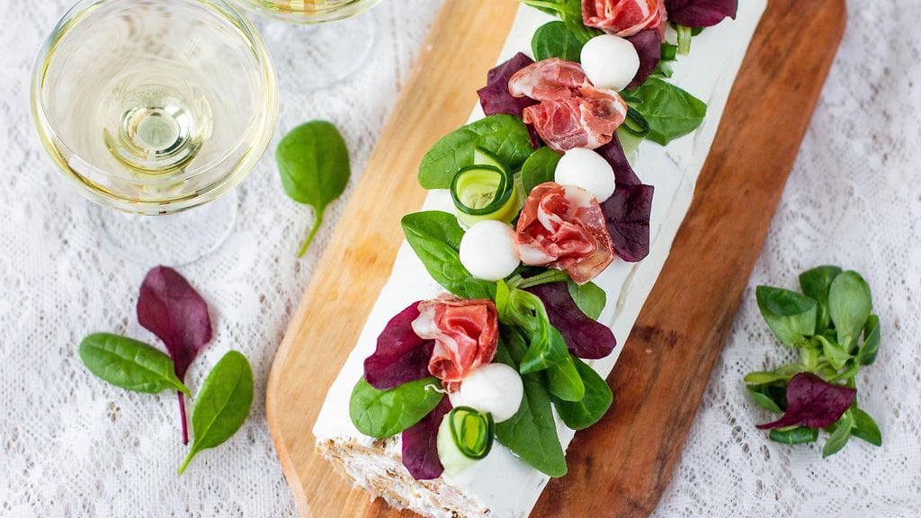 Leivontabloggari Pullahiiren eli Taru Vihavaisen reseptillä valmistat maukkaan kinkkutäytteisen voileipäkakkurullan kevään juhliin.