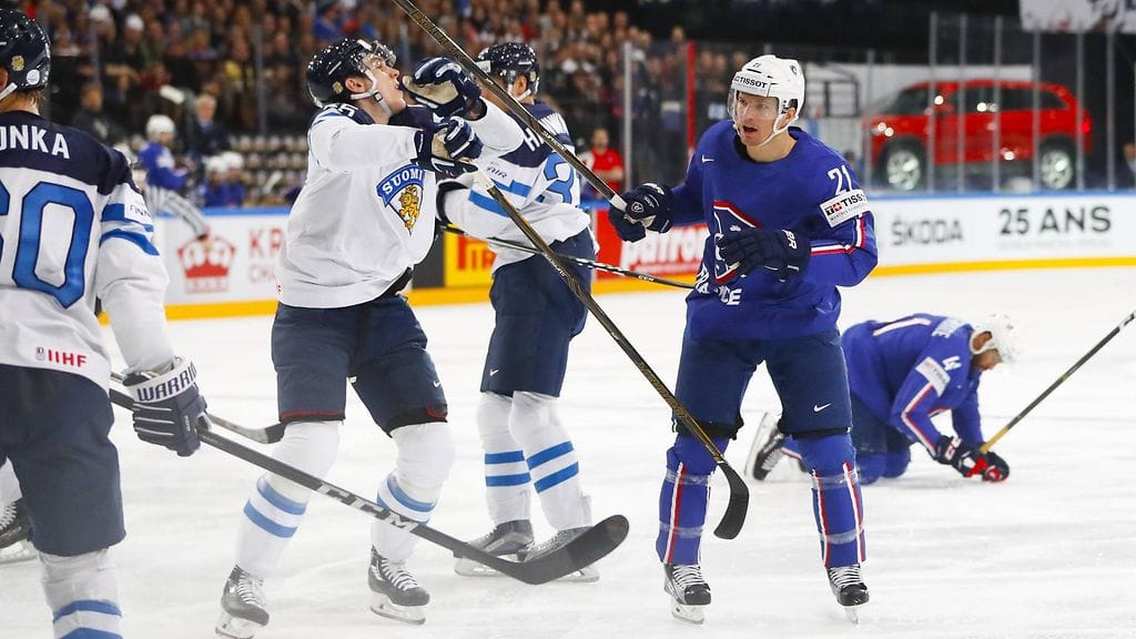 Atte Ohtamaa vääntämässä Leijonien mahalaskussa Pariisissa Ranskaa vastaan MM-turnauksessa keväällä 2017.