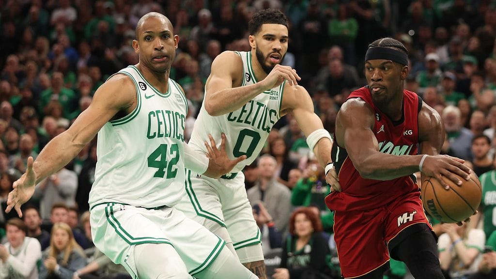 Jimmy Butler (oik.) oli jälleen ottelun hahmo Miamin voitossa.