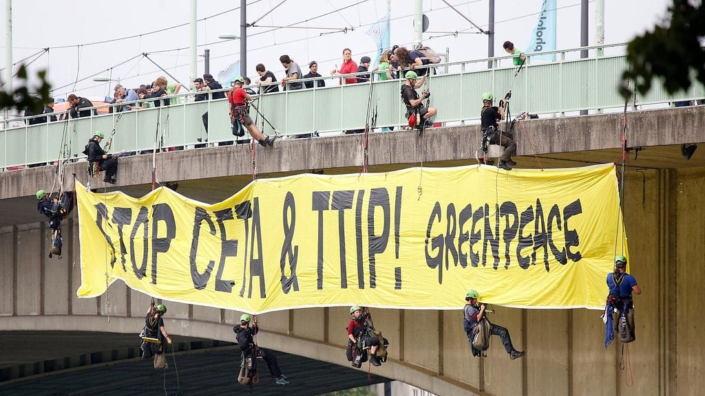 Greenpeace on tunnettu näyttävistä protesteistaan. Tempaus Deutz-sillalla Kölnissä vuonna 2016.