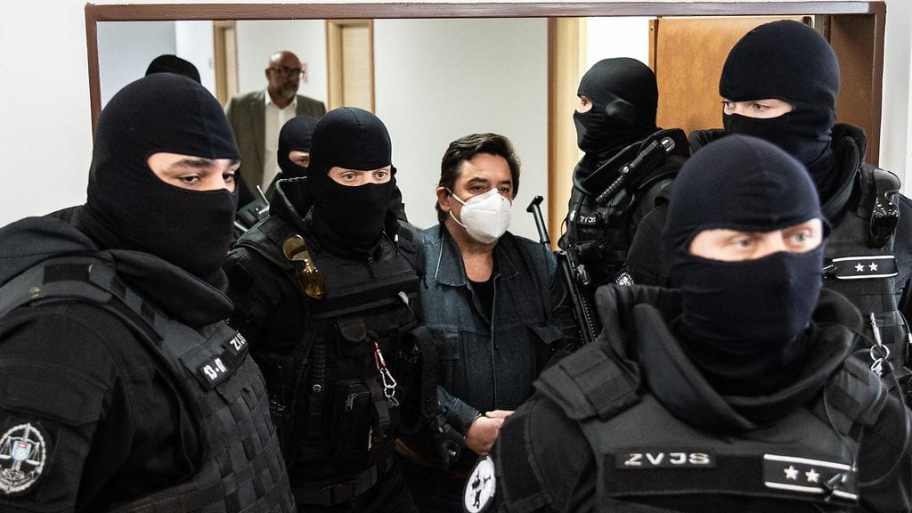 Poliisit saattoivat murhasta epäiltyä Marian Kocneria oikeuden eteen.