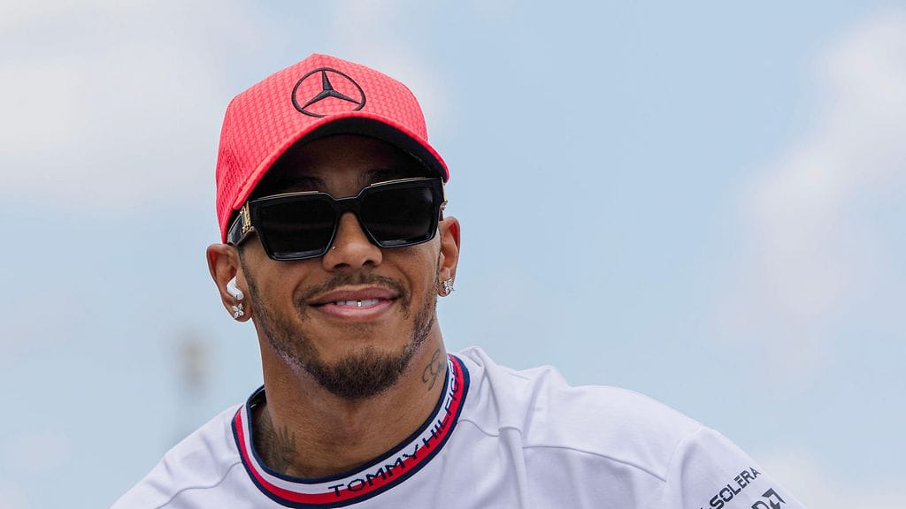 Lewis Hamilton laskee päiviä parannellun kisa-auton vihkimiseen.