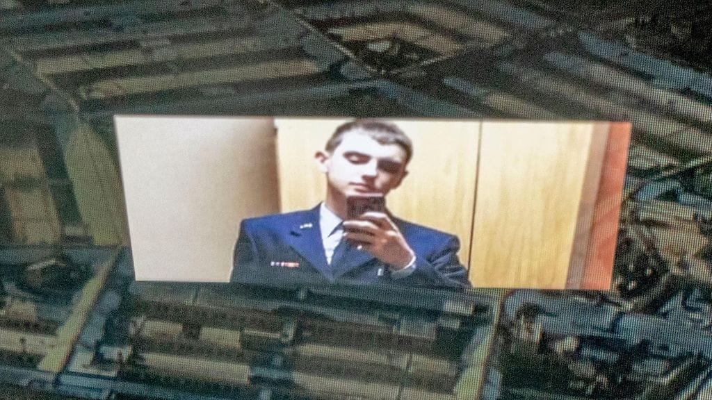 Yhdysvalloissa salaisten asiakirjojen vuotamisesta epäilty Jack Teixeira ei pääse vapaaksi oikeudenkäynnin alla, liittovaltion tuomari päätti perjantaina.