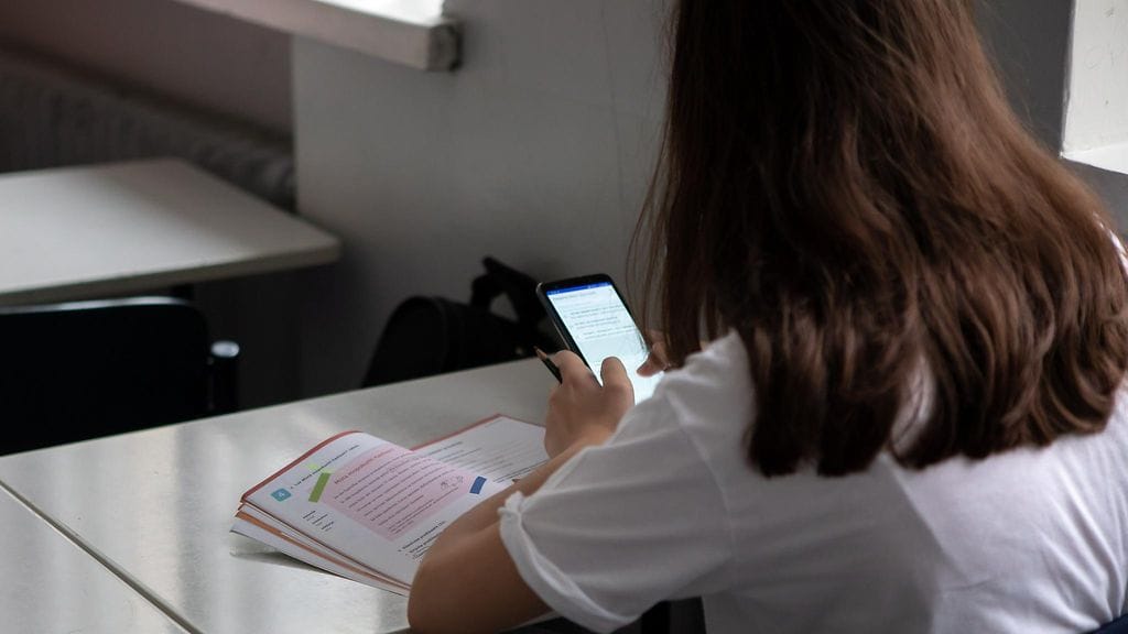 Perussuomalaisten mukaan monet lapset ovat addiktoituneita puhelimiin ja muihin laitteisiin.