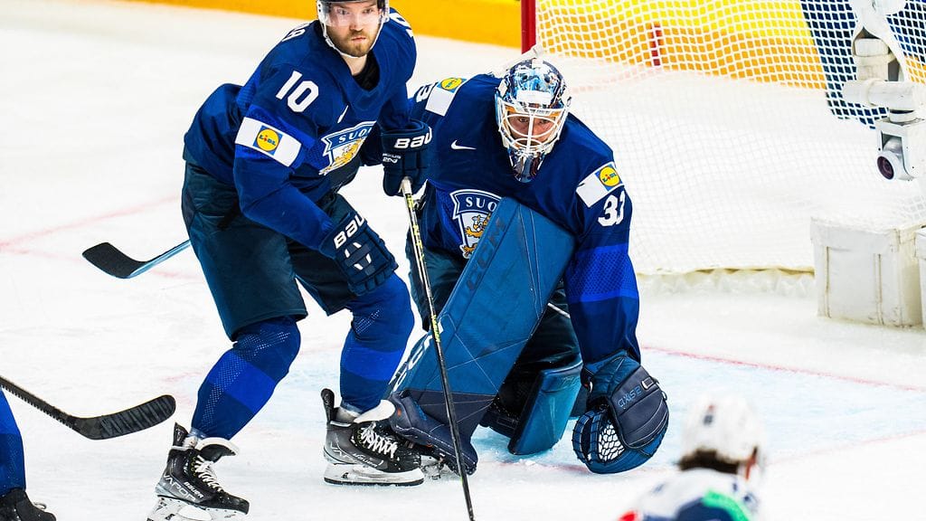 Emil Larmi torjuu Leijonien maalilla Itävalta-ottelussa.