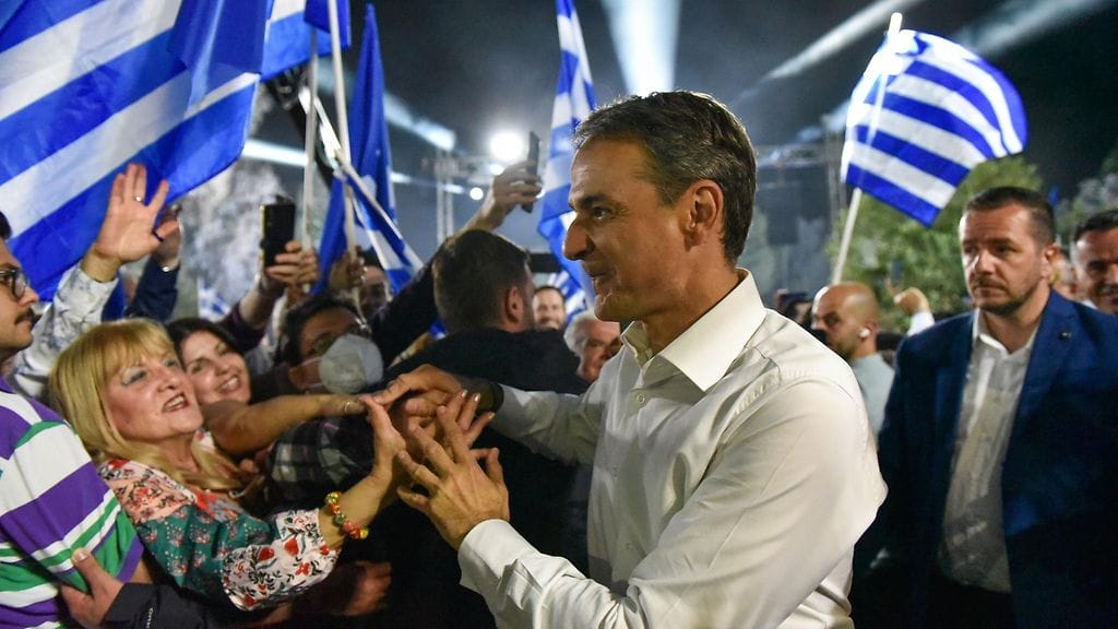 Mitsotakisin johtama konservatiivinen Uusi demokratia -puolue on voittamassa parlamenttivaalit.