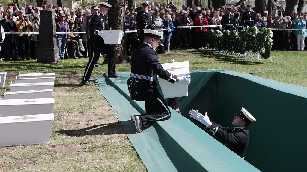 Kadetit laskivat sankarivainajien arkut hautaansa Lappeenrannan sankarihautausmaalla kaatuneitten muistopäivänä toukokuussa 2017.