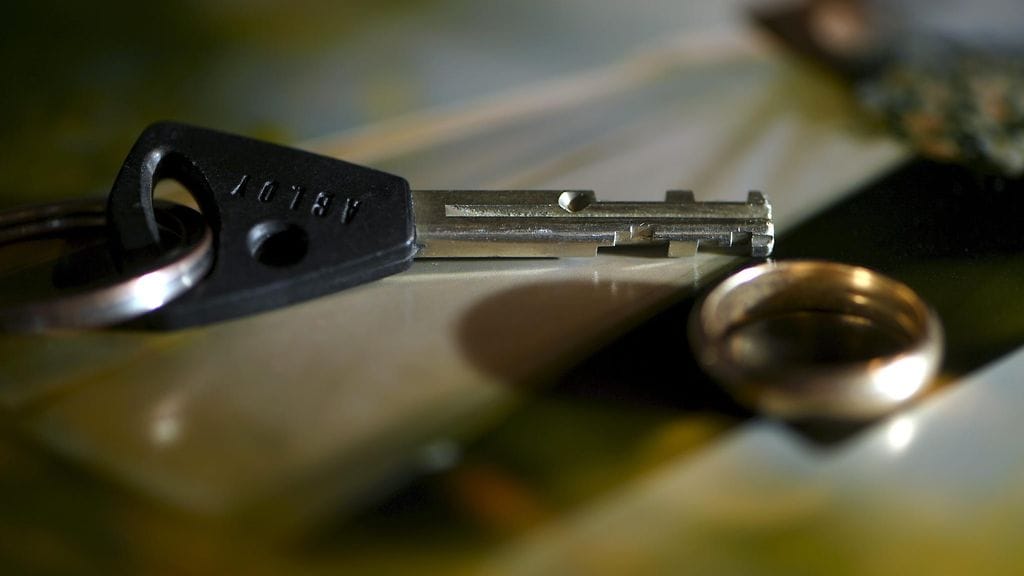 Yli 70-vuotiaiden avioerot ovat Suomessa harvinaisia. Kuvituskuva.