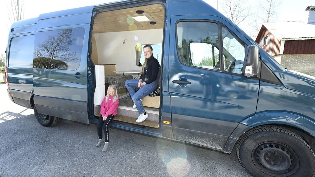 Lilian (vas.) ja Laura Nevalainen itse tuunatussa matkailupakettiautossa Nurmijärvellä 10. toukokuuta 2023.