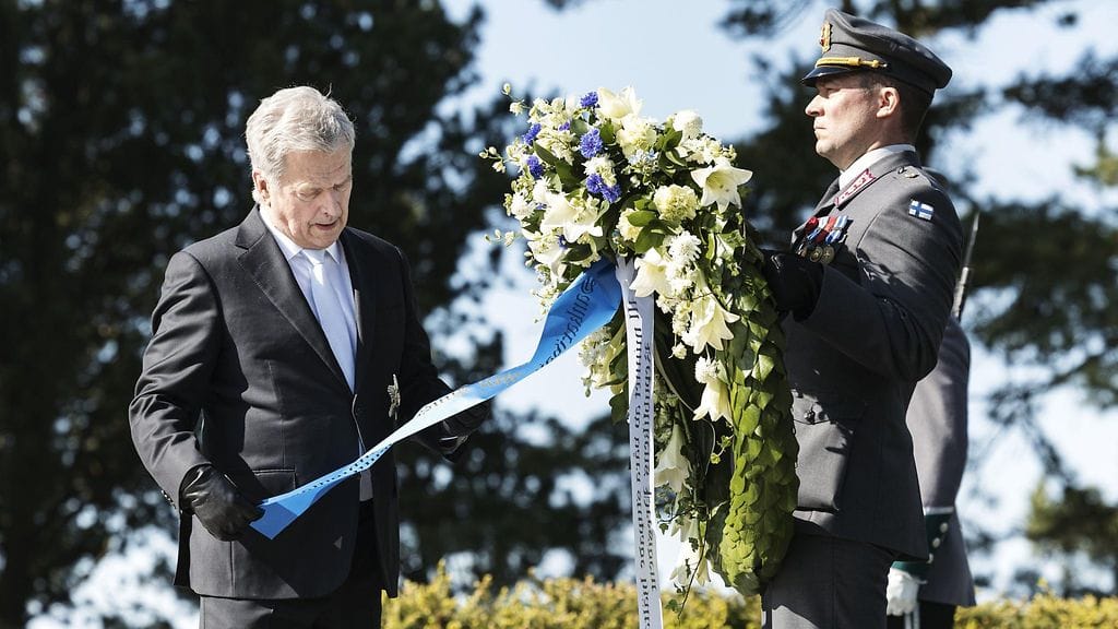 Presidentti Sauli Niinistö laski seppeleen sankariristillä Helsingin Hietaniemessä.