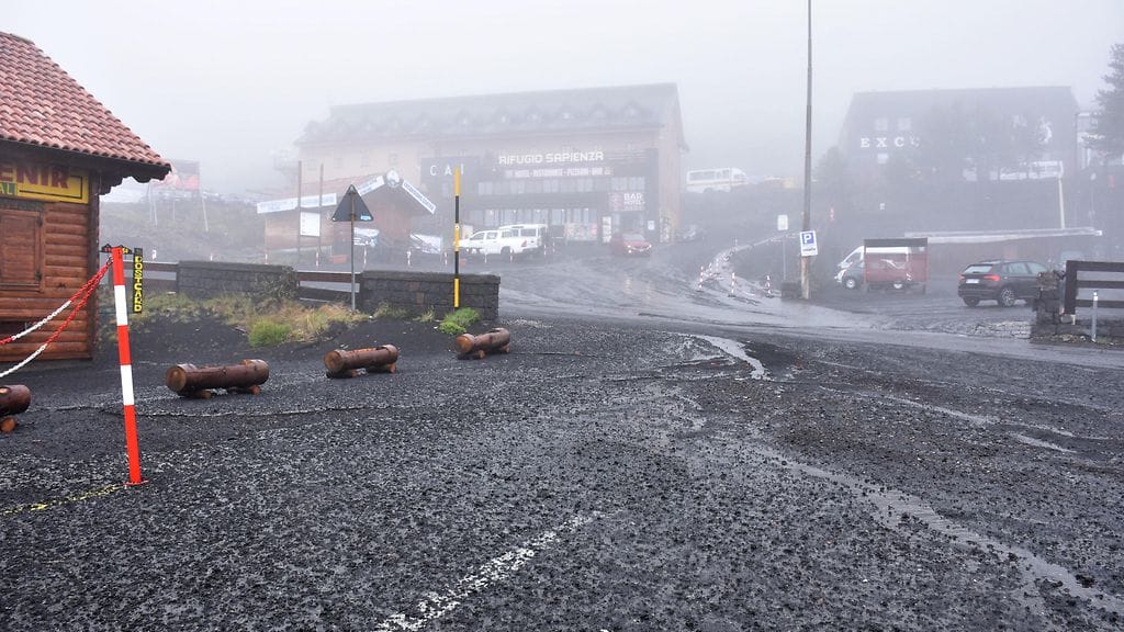 Tuhkaan peittynyt tie Cataniassa.