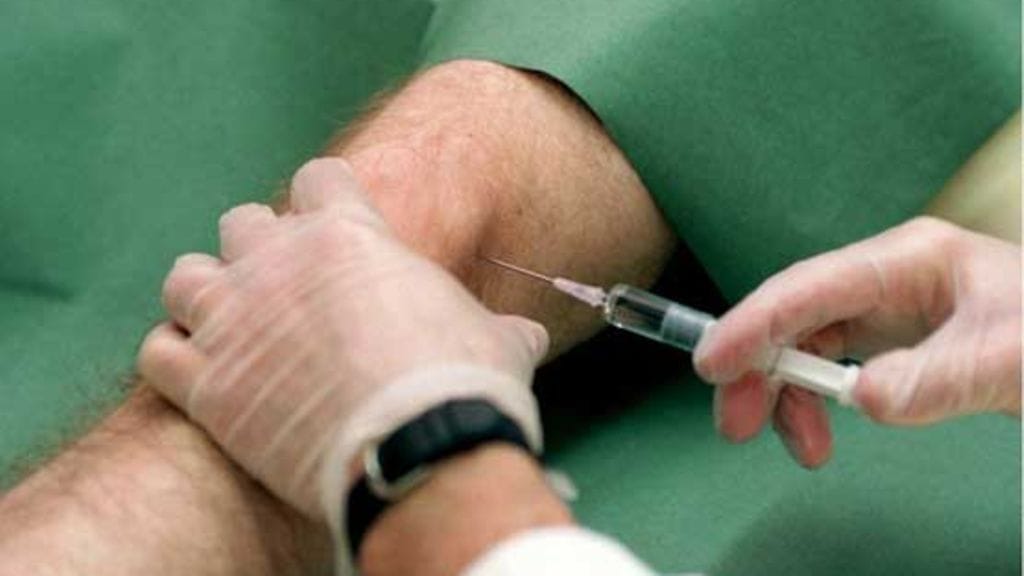 Nivelrikkokipua voidaan hoitaa suoraan niveleen annettavalla pistoksella.