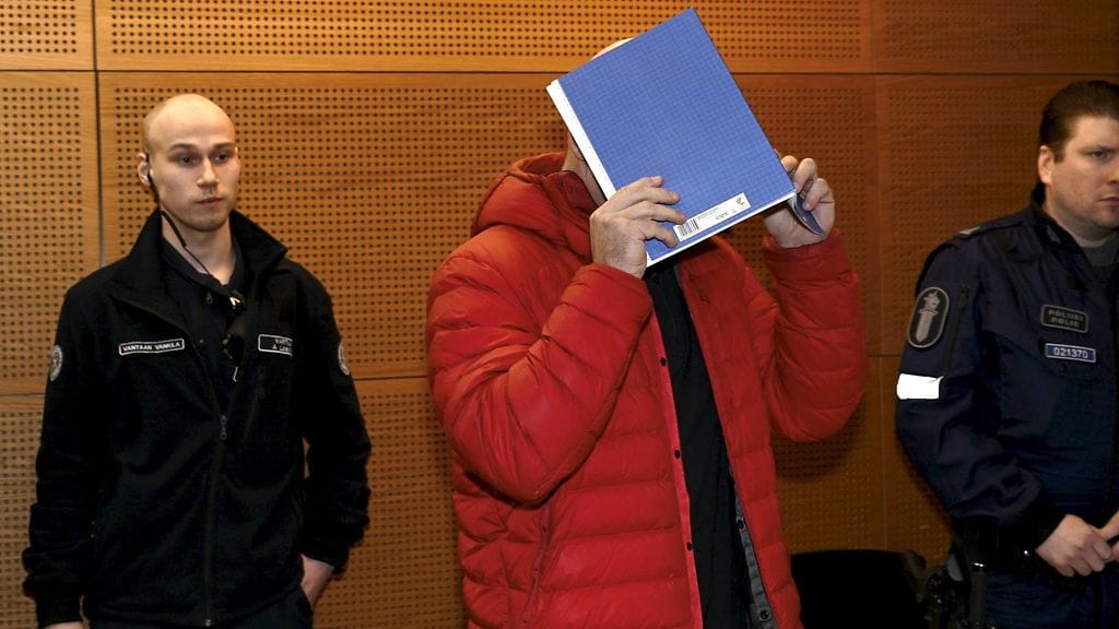 55-vuotias syytetty Helsingin käräjäoikeudessa 5. huhtikuuta 2023. Syytetyn miehen epäillään ampuneen vuonna 1988 syntyneen miehen kadulle marraskuussa Puotilassa.