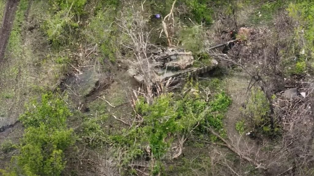 Kuvakaappaus Ukrainan armeijan julkaisemalta videolta, jossa panssarivaunu ajaa Venäjän juoksuhautojen yli.