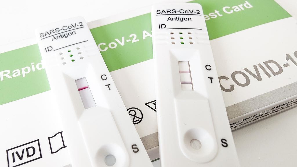 Ensimmäiset koronavuodet 2020–2021 eivät Työterveyslaitoksen mukaan vielä heijastuneet lisääntyneinä sairauspoissaoloina.