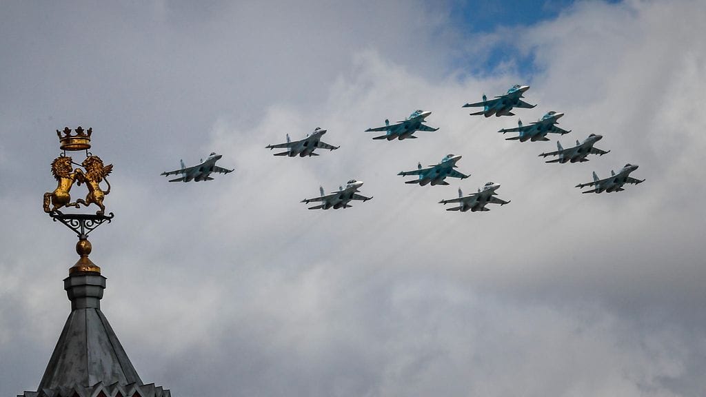 Venäläishävittäjiä Moskovassa voitonpäivän paraatissa vuonna 2021. Kuvituskuva.