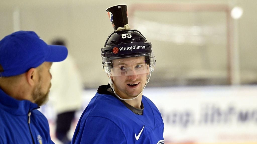 Sakari Manninen harjoitteli pahvimuki kypärässään.