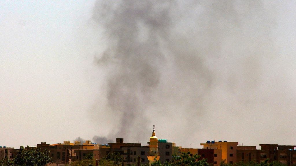 Savu nousee sodan runtelemassa Khartoumin kaupungissa maanantaina.