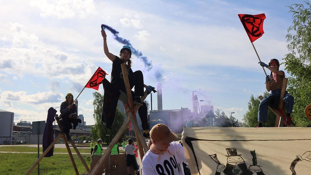 Elokapina osoittamassa mieltä metsäyhtiö UPM:n paperi- ja sellutehtaalla.