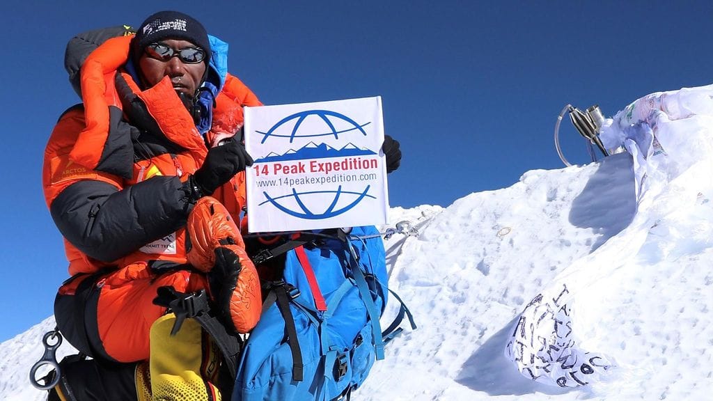 Kami Rita Sherpa vuonna 2019 Mount Everestin huipulla