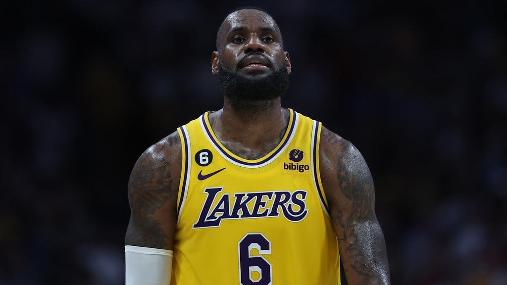 LeBron James kertoi medialle pohtivansa lopettamista.