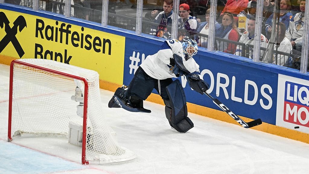 Emil Larmi torjuu illan ottelussa Leijonien maalissa.