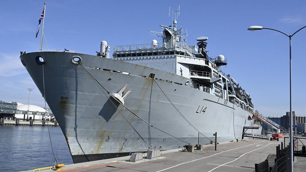 Brittilaivaston maihinnousualus HMS Albion Hernesaaressa Helsingissä 23. toukokuuta 2023.