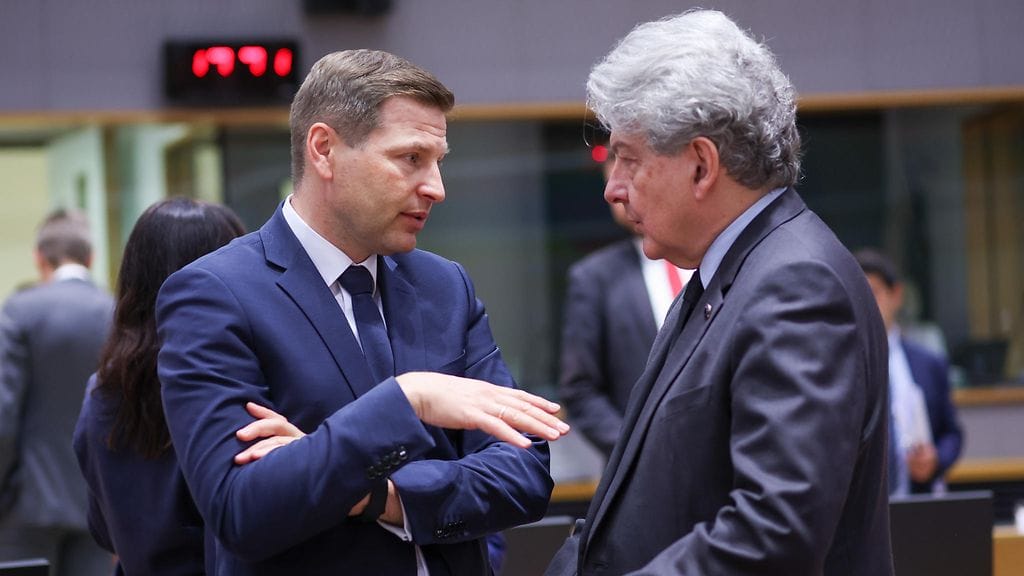 Viro pääministeri Hanno Pevkur (vas.) ja EU:n sisämarkkinoiden komissaari Thierry Breton Brysselissä.