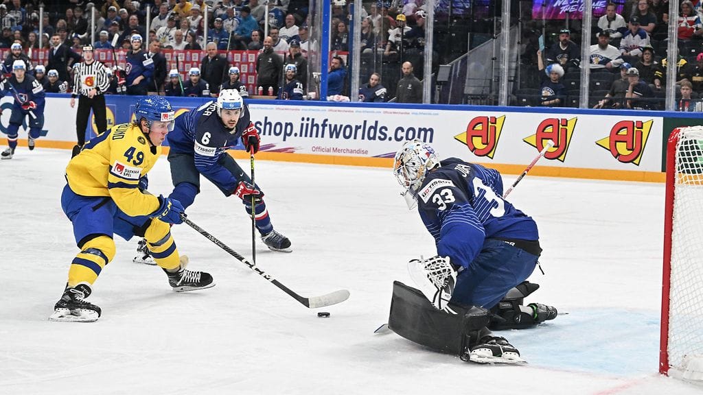 Zetterlund veivaa kiekkoa alkusarjan ottelussa Ranskaa vastaan.