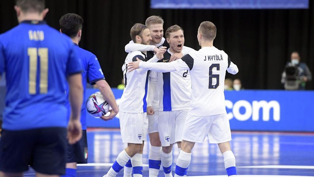 Suomen futsalmaajoukkue pelasi EM-kisoissa vuonna 2022 Italiaa vastaan.