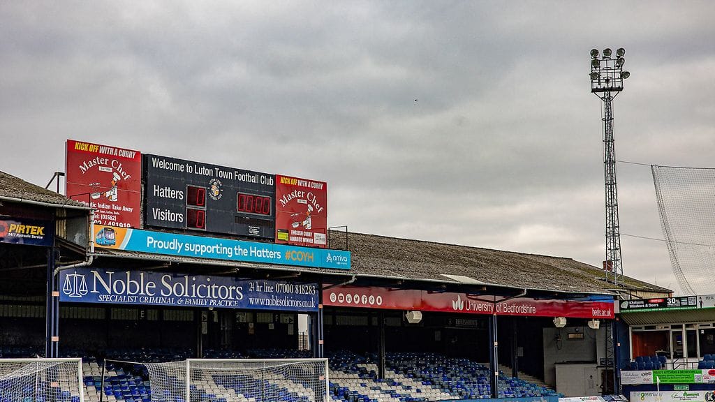 Lutonin koti Kenilworth Road tuo raikkaan tuulahduksen perinteitä Valioliigan tähtiympäristöön.