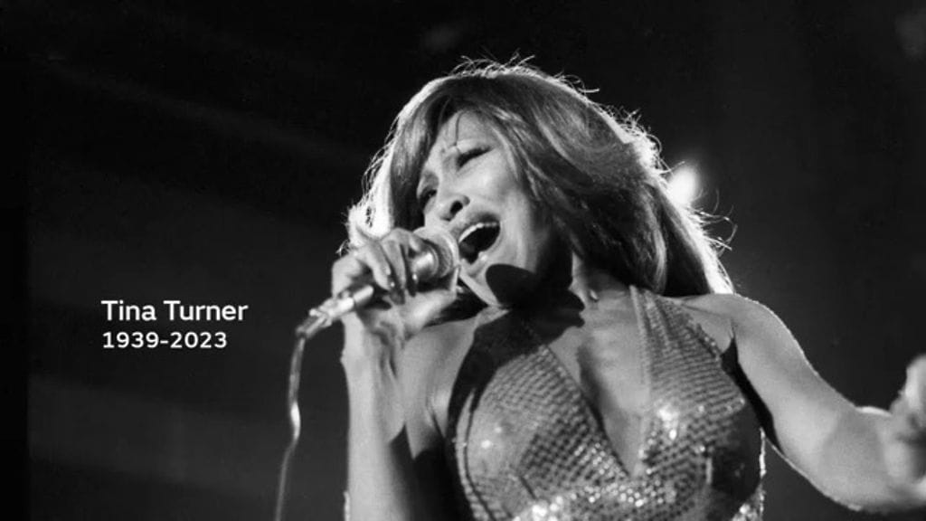 Tina Turner laulaa mikkiin mustavalkoisessa kuvassa, vieressä nimi sekä synnyin- ja vuosiluvut.