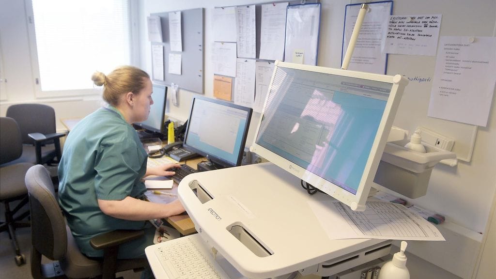 Henkilöstömitoitus iäkkäiden ympärivuorokautisessa hoidossa on kiristymässä seitsemään hoitajaan kymmentä hoidettavaa kohden joulukuun alussa. Kuvituskuva.