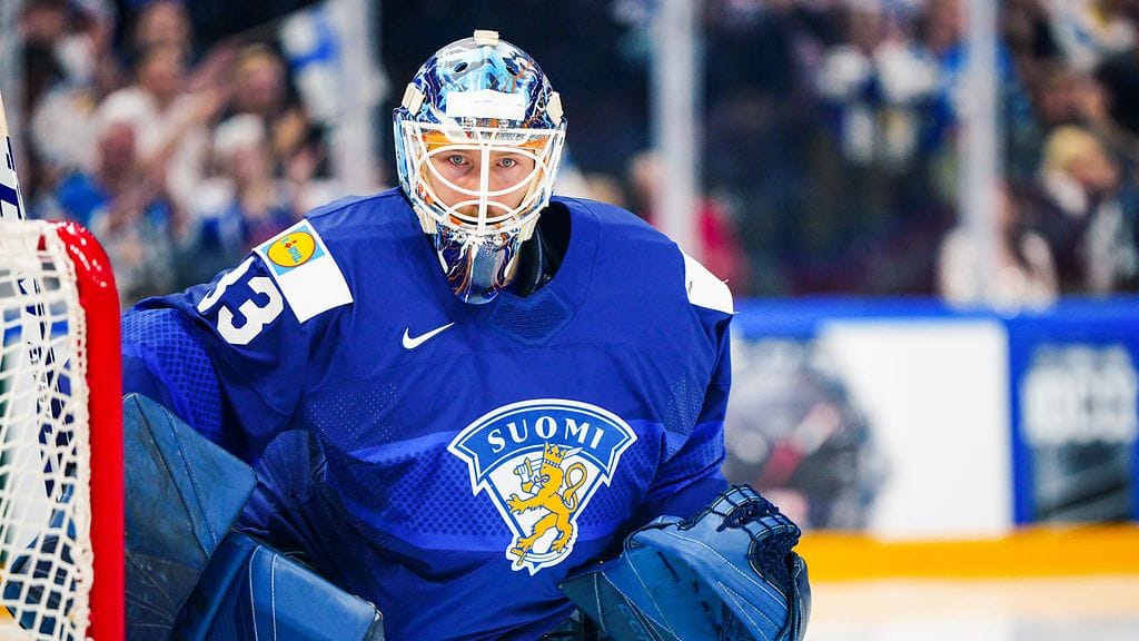 Emil Larmi torjuu maalilla Kanadaa vastaan.