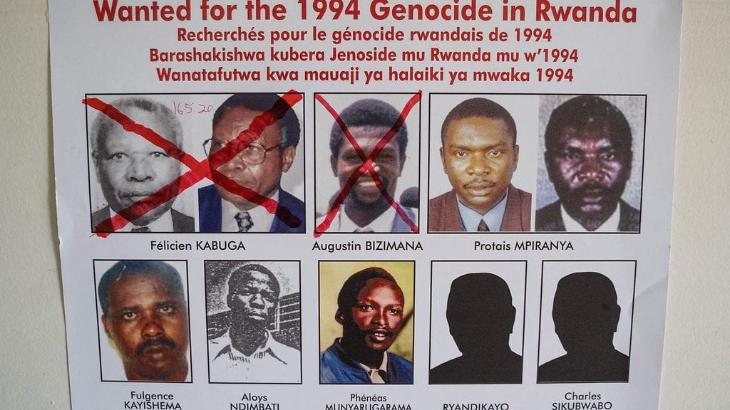 Fulgence Kayishema (alhaalla vasemmalla) on otettu kiinni Etelä-Afrikassa epäiltynä kansanmurhasta ja rikoksista ihmisyyttä vastaan.