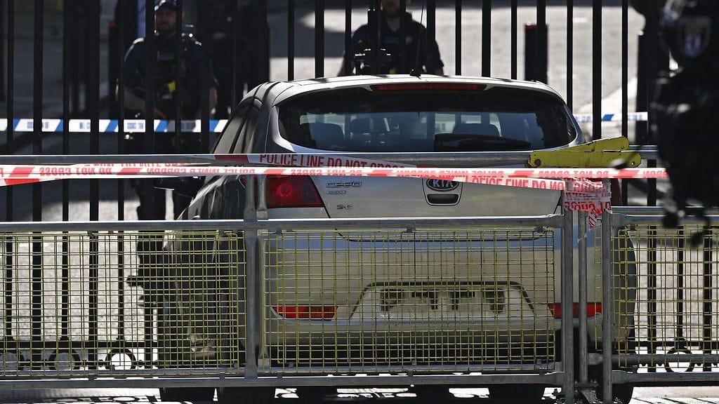 Kyseinen poliisin eristämä auto ajautui tuntemattomaksi jääneen kuljettajan ajamana päin Britannian pääministerin virka-asunnon porttia.