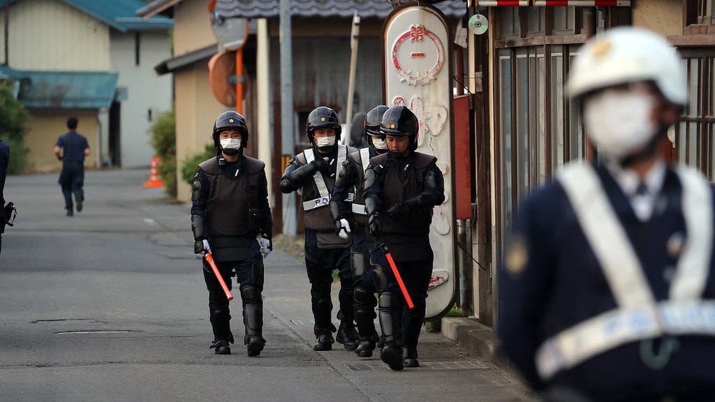 Poliisi tapahtumapaikan lähistöllä Naganossa.