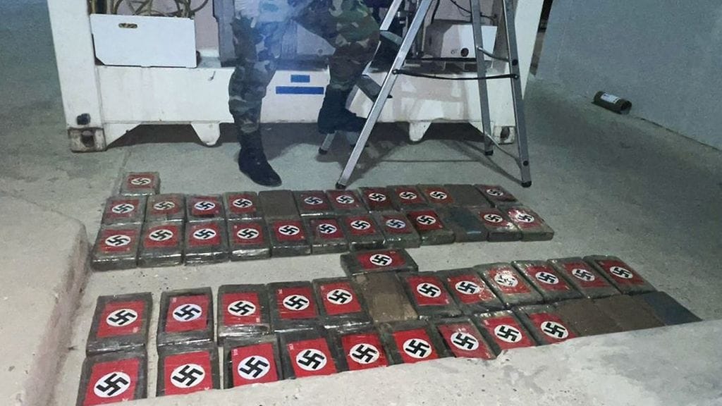 Perun poliisin julkaisemassa kuvassa näkyy hakaristein merkitty 58 kilon kokaiinilasti. Kuva: AFP Photo/Peruvian National Police.