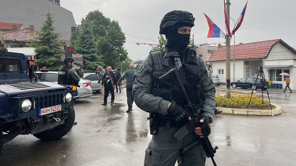 Viime viikonloppuna kosovolainen poliisi sai surmansa väijytyksessä, minkä jälkeen kosovolaiskylässä lähellä Serbian rajaa käytiin piiritystaistelu aseistautuneen joukon ja Kosovon poliisin välillä. Tunteja kestäneessä piirityksessä kuoli kolme serbialaista asemiestä.