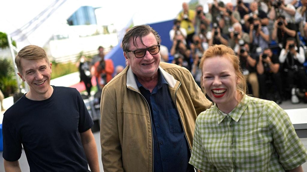 Elokuvan päänäyttelijät Alma Pöysti ja Jussi Vatanen ovat läsnä festivaaleilla, mutta Kaurismäki itse poistui festivaaleilta jo aiemmin tällä viikolla.