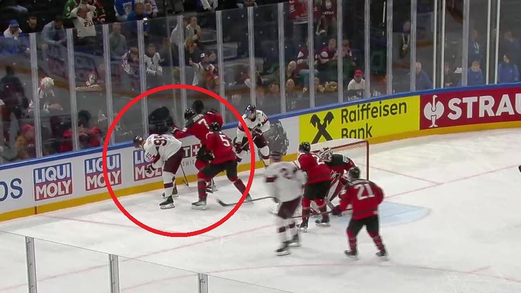 Olisiko Kanadalle kuulunut rangaistus tästä tilanteesta? Latvian Oskars Batna sai iskun kasvoihinsa juuri ennen loppuminuuttien jäähyään.