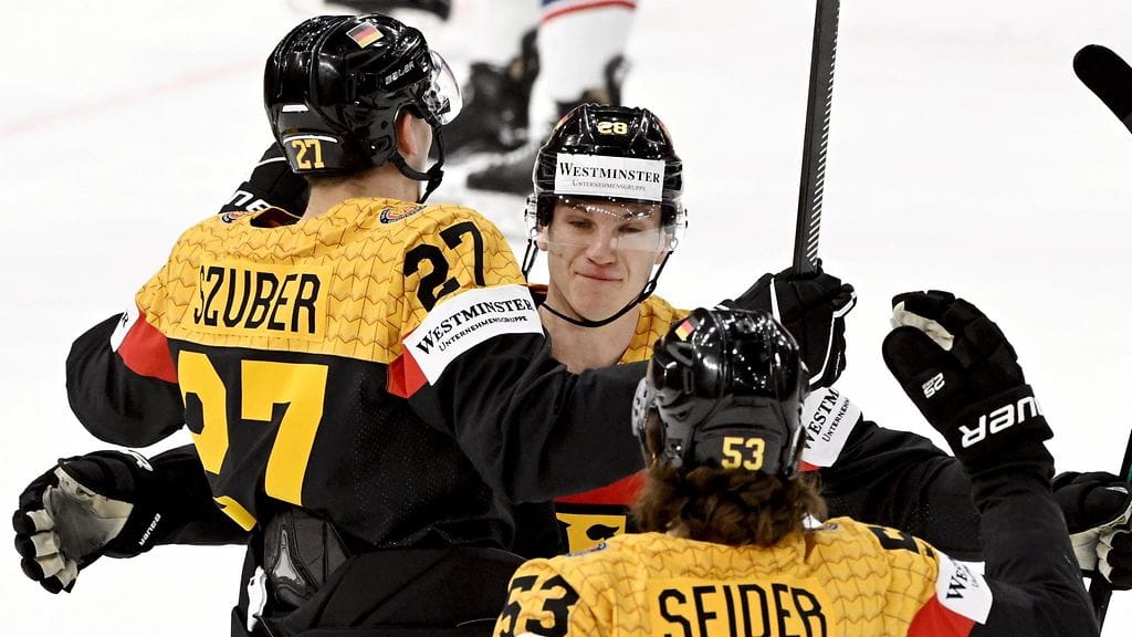 Samuel Soramies (keskellä) juhli Maksymilian Szuberin ja Moritz Seiderin kanssa Saksan maalia MM-välierässä Yhdysvaltoja vastaan.