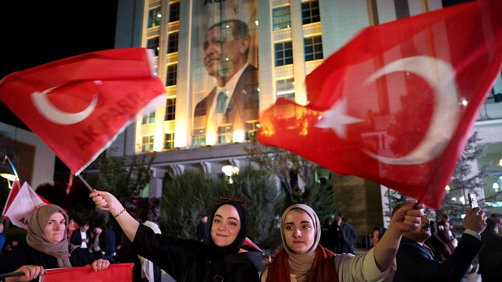 Ensimmäisellä kierroksella Erdogan keräsi melkein 50 prosenttia äänistä, kun Kilicdaroglu sai noin 45 prosenttia äänistä.