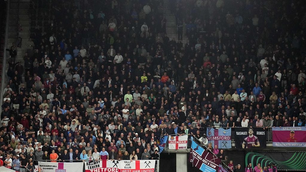 Monty keräsi laulullaan sosiaalisessa mediassa miljoonayleisön. Kuvituskuvaa West Hamin ottelusta.