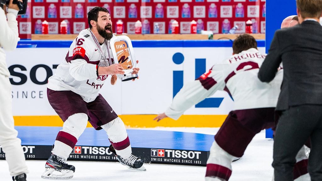 Latvian kapteeni Kaspars Daugavins juhlii MM-pronssia.