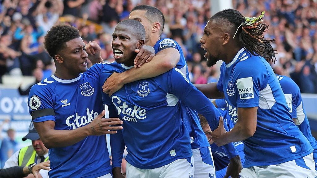 Everton säilyy Valioliigassa.