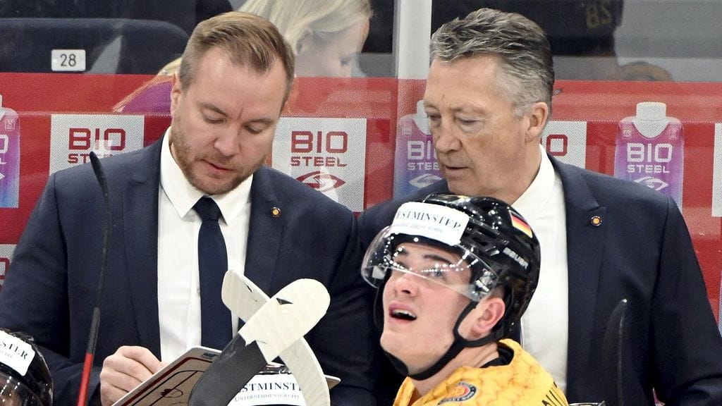 Saksan apuvalmentaja Pekka Kangasalusta (kuvassa takana vasemmalla).